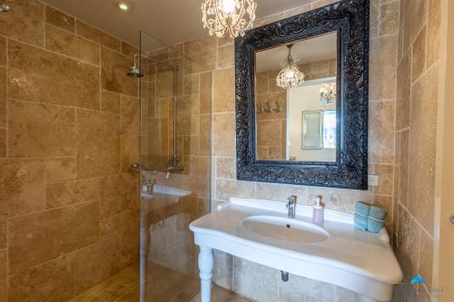 La salle de bains est pourvue d'un lavabo et d'un miroir. dans l'établissement Marina view apartments, à Kralendijk
