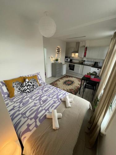 um quarto com uma cama com dois ursinhos de peluche em Luminous Family Flat (4 guests) em Londres