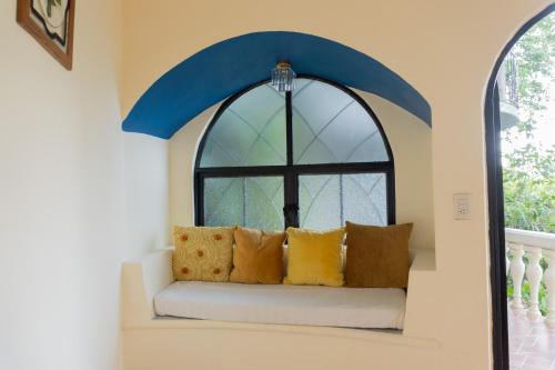 an arch window with a couch in front of it at Hotel Paraíso Encantado in Xilitla