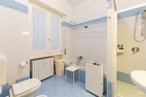 La salle de bains est pourvue de toilettes, d'un lavabo et d'une baignoire. dans l'établissement Holiday Apartment - Brescia centro - PARCHEGGIO PRIVATO, à Brescia