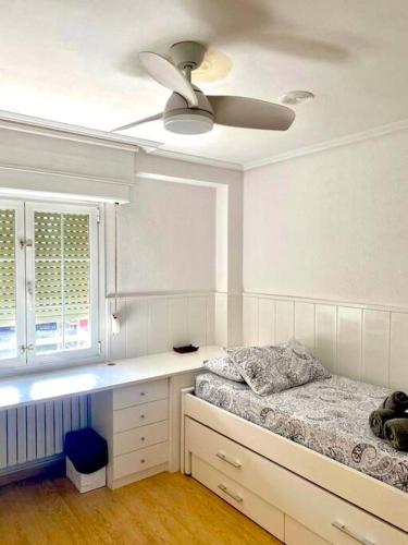 a bedroom with a bed and a ceiling fan at NUEVO! Con piscina a 2 minutos estación tren AVE. in Zaragoza