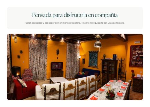 sala de estar con mesa, sillas y paredes amarillas en Casa La Real en Arévalo