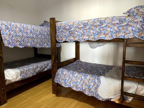 2 slaapplaatsen in een stapelbed in een kamer met 3 stoelen bij Casa / Alojamiento en Lobitos in Talara
