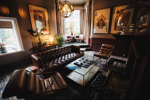 vistas panorámicas a una sala de estar con sofá y sillas en Caer Rhun Hall Hotel, en Conwy