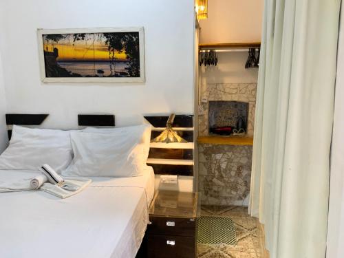 une chambre d'hôtel avec un lit et une cheminée dans l'établissement Apartamento inteiro em Morro de São Paulo- Flats Maré mansa, à Morro de São Paulo