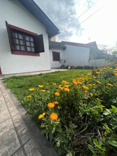 um campo de flores em frente a uma casa em Casa en Punta Mogotes em Mar del Plata