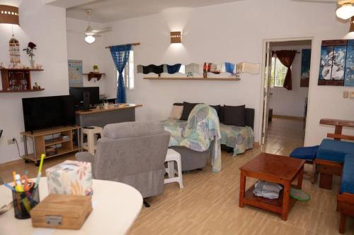 ein Wohnzimmer mit einem Sofa und einem Tisch in der Unterkunft Villa Caribe in Bayahibe