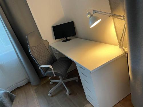 - un bureau avec un ordinateur et une chaise dans l'établissement S8 Luxury 1-Bedroom Apt OldTown - Foodstore, PCscreen, HBOmax, Unlimited Music, Crib, BabyChair, FastWifi, à Košice