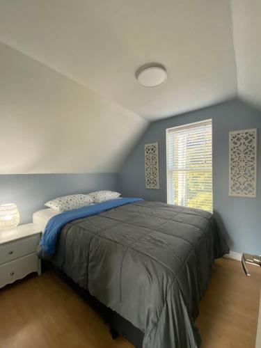 um quarto com uma cama e uma janela em Private Room- Shediac Beach House em Shediac