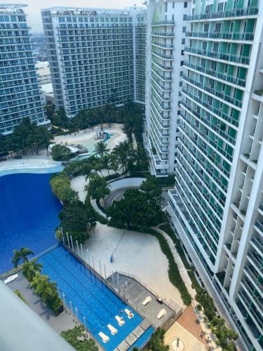 uma vista aérea de um resort com piscina e edifícios em Condo Azure Staycation in Paranaque Beach View em Manila