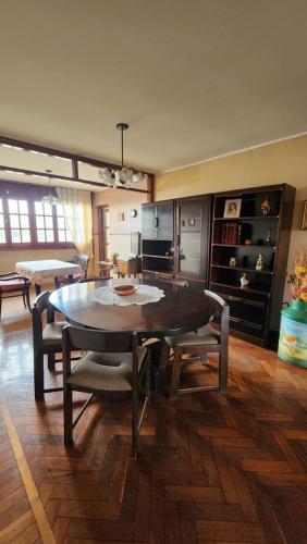 ein Esszimmer mit einem Tisch und Stühlen in einem Zimmer in der Unterkunft El Depa de la Abuela in San Salvador de Jujuy