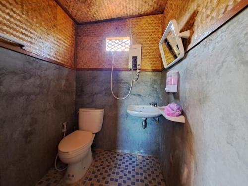 een kleine badkamer met een toilet en een wastafel bij Doicherngngam Home stay in Chiang Dao