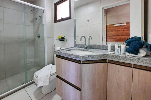 uma casa de banho com um lavatório, um chuveiro e um WC. em VG Sun Cumbuco 4 Pessoas Nascente WiFi em Cumbuco