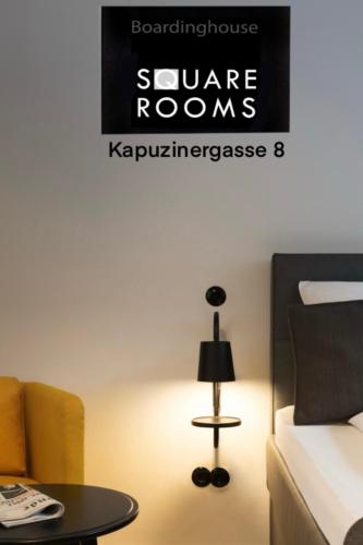 En eller flere senge i et værelse på Square Rooms 20