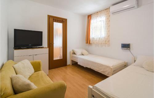 ein Wohnzimmer mit einem Sofa, einem Bett und einem TV in der Unterkunft Beautiful Apartment In Split With Wi-fi in Split