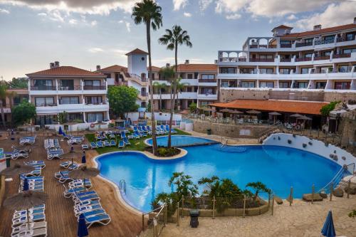 FOREST FLAT - big heated pool, terrace, tv channels