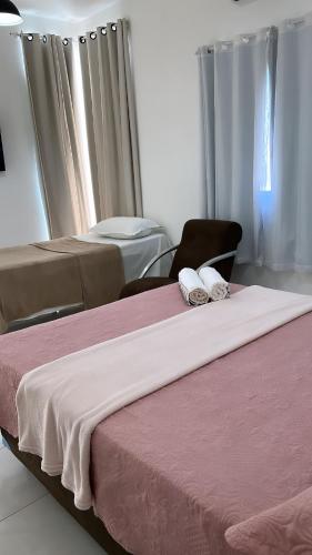 ein Hotelzimmer mit 2 Betten und einem Fenster in der Unterkunft SUITE ELEGACY in Serra de São Bento