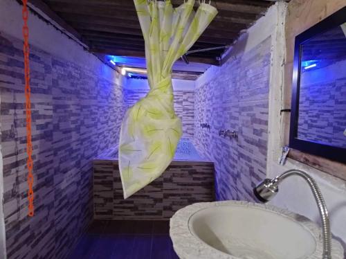 a bathroom with a sink and a bath tub at Cabaña de camping Villa Ernestina in Pasto