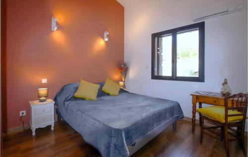 Un dormitorio con una cama con almohadas amarillas y una ventana en Lovely Home In Labeaume With Kitchenette, en Labeaume