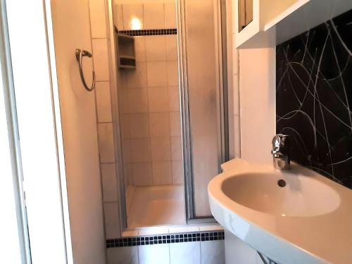 a bathroom with a shower and a sink at Charmantes Refugium, Harz in Wildemann