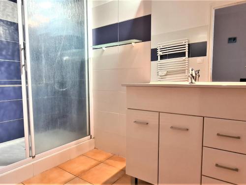 バニュルス・シュル・メールにあるAppartement Banyuls-sur-Mer, 2 pièces, 5 personnes - FR-1-309-68のバスルーム(シャワー、シンク付)