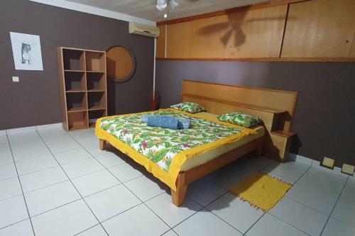 a bedroom with a bed in a room at Avei'a 13 : Logement en montagne, prêt à larguer les amarres in Punaauia