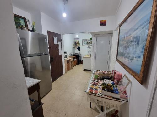 uma cozinha com um frigorífico e uma mesa em בית על חצי דונם במרכז קרית שמונה em Quriate-Chemoná
