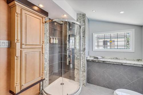 łazienka z prysznicem, toaletą i oknem w obiekcie Ocean View with Private Pool Casa de Joy Dos upstairs unit w mieście Corpus Christi