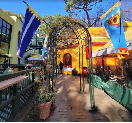 Το κτήριο όπου στεγάζεται  το διαμέρισμα