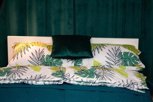 1 cama con 3 almohadas en Apartament Komfortowy z Widokiem, en Toruń