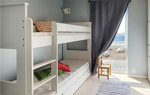 Dviaukštė lova arba lovos apgyvendinimo įstaigoje Beautiful Home In Bremnes With Wifi