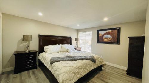 um quarto com uma cama grande e uma janela em Newly remodeled home near 4 world-class ski resorts em Sandy