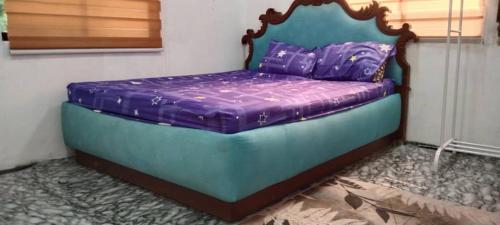 uma cama num canto de um quarto em D'Bukit Homestay em Pengerang