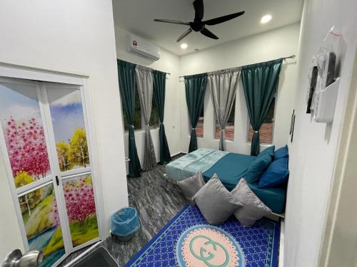 1 dormitorio con 1 cama y ventilador de techo en Teratak Sakinah Guest House en Tambun