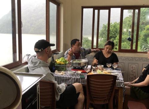 Гости Nhà Nghỉ Sơn Lâm - Ba Bể lake Best view