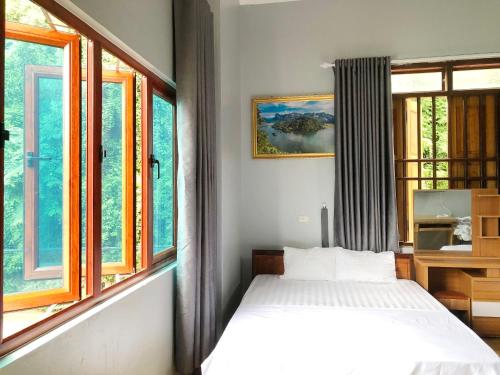 Ένα ή περισσότερα κρεβάτια σε δωμάτιο στο Nhà Nghỉ Sơn Lâm - Ba Bể lake Best view