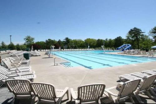 Bazén v ubytování Magical Waterfront with 4-Season fun in Ski Resort nebo v jeho okolí