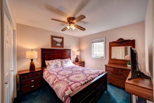 Postel nebo postele na pokoji v ubytování Magical Waterfront with 4-Season fun in Ski Resort