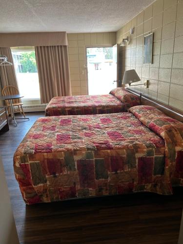 a hotel room with a bed in a room at Goodknight Inn in Lloydminster