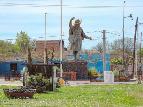 a statue of a woman standing in the grass at Río de Chocolate in Santa María