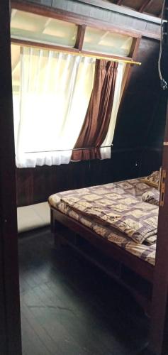 ein Paar Etagenbetten in einem Zimmer in der Unterkunft villa kayu argapuri resort ciwidey in Pengalongan