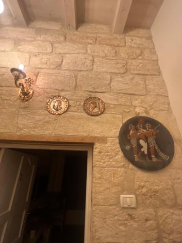 uma parede de pedra com dois relógios em Aleen Guest House na Nazaré