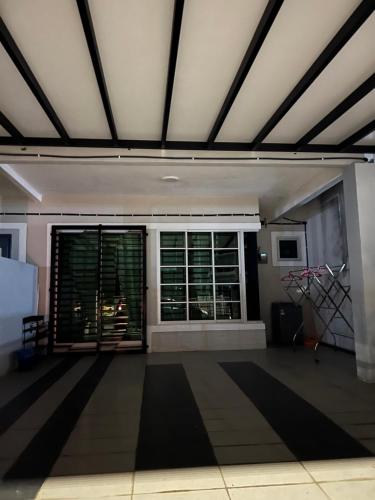 居鑾的住宿－Khalish homestay，一间空客厅,设有大窗户