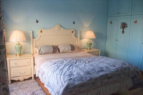 um quarto com uma cama grande e 2 mesas de cabeceira em Luxurious Penthouse in Degla Maadi no Cairo