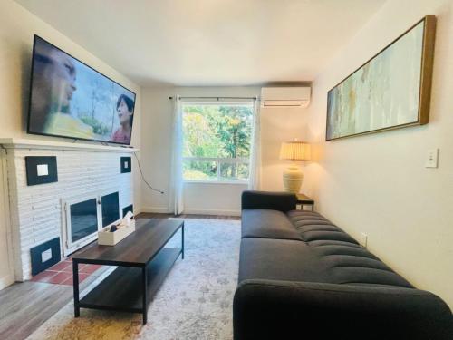 A seating area at Super Privacy Lakeshore Forest Home with Air Conditioners at Haller Lake