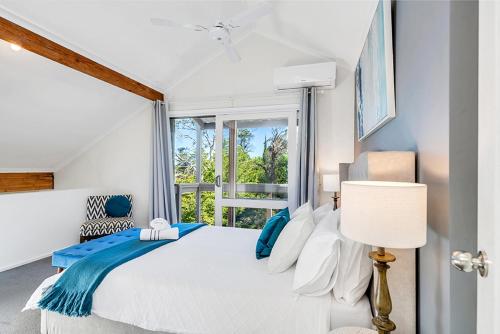 Un dormitorio con una cama grande y una ventana en Parvatii-Perfect Adelaide Escape-15 mins to City & Wineries, en Glenunga