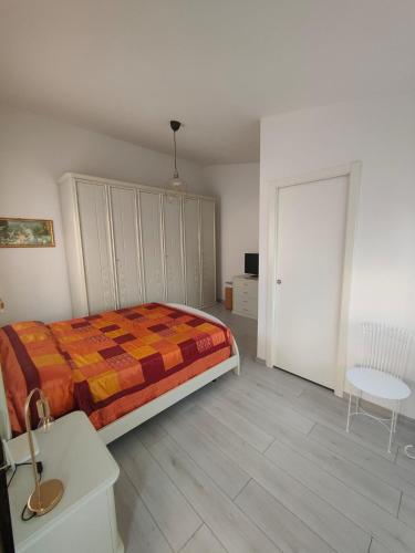 ein Schlafzimmer mit einem Bett, einem Tisch und einem Stuhl in der Unterkunft B&B Škrlje in Savogna dʼIsonzo
