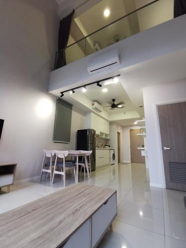 a kitchen and dining room with a table and chairs at Icon Residenz Icon City, Petaling Jaya by De Harlequins Guesthouse in Petaling Jaya