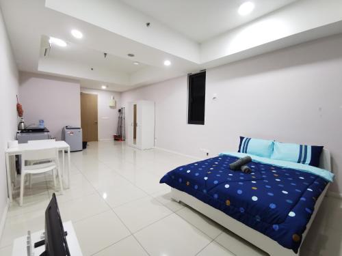 a bedroom with a bed and a desk in it at Icon Residenz Icon City, Petaling Jaya by De Harlequins Guesthouse in Petaling Jaya