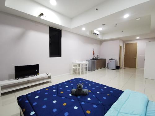 a room with a blue bed with a stuffed animal on it at Icon Residenz Icon City, Petaling Jaya by De Harlequins Guesthouse in Petaling Jaya